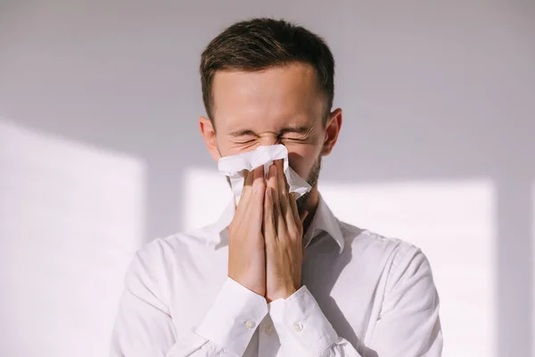 Zdenerwowany Dmuchający Nos Gorączka Przeziębienie Kichanie Tkance Chory Człowiek Objawami — Zdjęcie stockowe