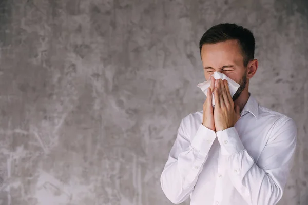 Zdenerwowany Facet Wiejący Nos Gorączka Przeziębienie Kichanie Tkance Chory Człowiek — Zdjęcie stockowe