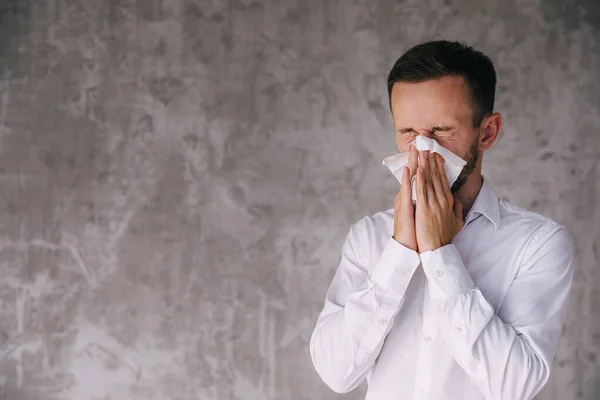 Alergik Przeziębiony Siedzi Biurze Choroby Układu Oddechowego Chory Pomysł — Zdjęcie stockowe