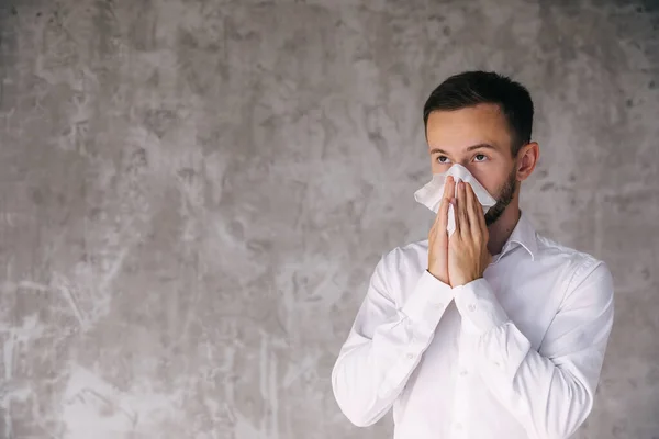 Zdenerwowany Człowiek Dmuchający Nos Gorączka Przeziębienie Kichanie Tkance Chory Człowiek — Zdjęcie stockowe