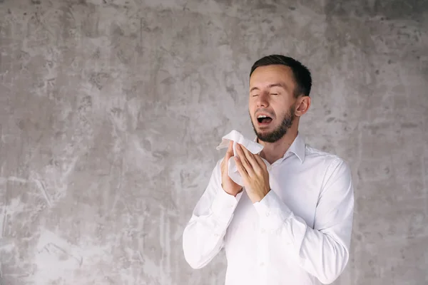 Nemocný Muž Fouká Nosu Horečku Nachlazení Kýchá Tkáni Nemocný Muž — Stock fotografie