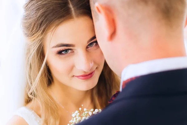 Sposo Sta Con Spalle Alla Telecamera Bella Sposa Con Velo — Foto Stock