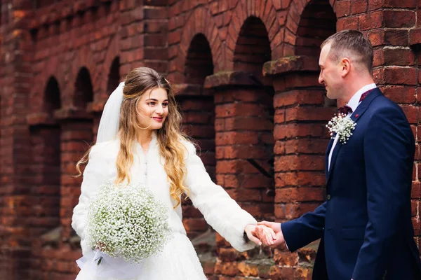 Mooie Bruid Met Bruidsboeket Pasgetrouwden Houden Hand Hand Achtergrond Van — Stockfoto