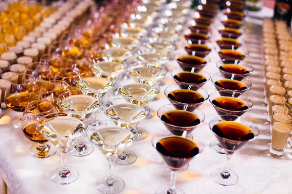Diversi Tipi Bicchieri Bevande Alcoliche Tavola Banchetto Nuziale — Foto Stock
