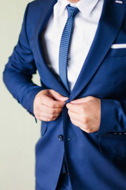 Mavi kravatlı ve mavi ceketli bir damat. Damat toplantısı.