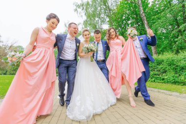 En iyi arkadaşları olan gelin ve damat Yeşil Park 'ta yürüyüp eğleniyor..