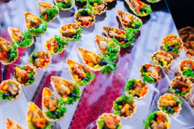 Şeffaf bir tezgahta çeşitli doldurulmuş lezzetli atıştırmalıkların üst görüntüsü. düğün resepsiyonu.