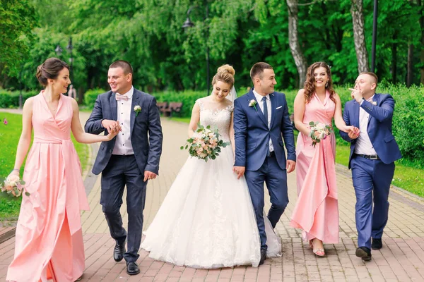 Жених Невеста Гуляют Шафером Подружкой Невесты Парке — стоковое фото