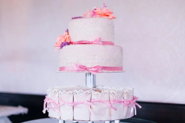 Katlı Bir Stantta Şık Bir Düğün Pastası Kurdele Çiçeklerle Süslenmiş — Stok fotoğraf