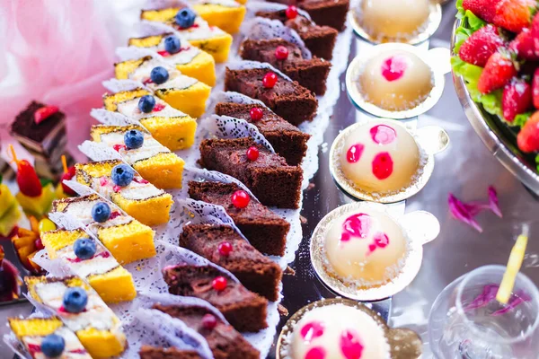Кусочки Торта Украшенные Ягодами Кулинарными Изделиями Candy Bar Свадьба — стоковое фото