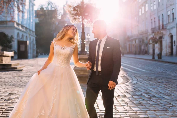 Pasgetrouwden Houden Elkaars Hand Vast Kijken Elkaar Aan Het Stadsplein — Stockfoto