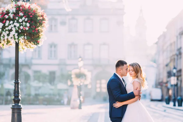 Profil Novomanželů Nevěsta Ženich Zavřeli Oči Náručí Sloup Květinami — Stock fotografie