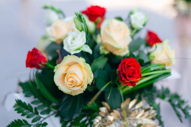 Güzel bir buket kırmızı ve beyaz gülün yakın çekimi..