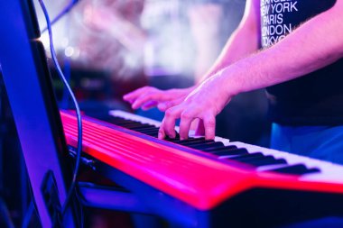 Sentezleyici ve müzisyen ellerinin yakın çekimi. düğün partisi.