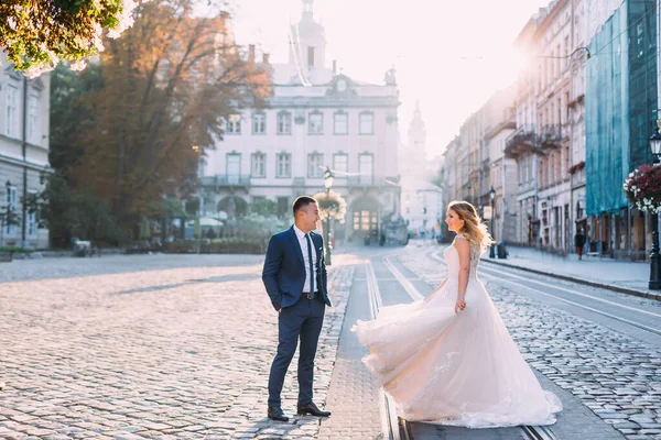 Sposo Abito Elegante Tiene Mani Tasca Guarda Sposa Sposa Abito — Foto Stock