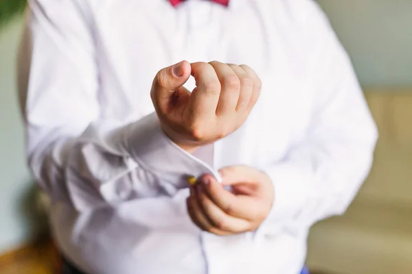 Novia Una Camisa Blanca Fija Los Cofflinks Los Codos Camisa — Foto de Stock