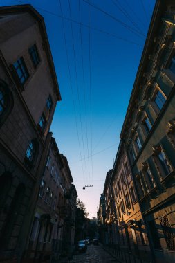 Lviv, Ukrayna - 9 Haziran 2018 dar eski şehir caddesi. Şehirde bir sabah. Binaların güzel mimarisi.