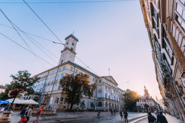 Lviv, Ukrayna - 9 Haziran 2018 'de eski belediye binasının saatli görüntüsü. Sabah şehir meydanı.