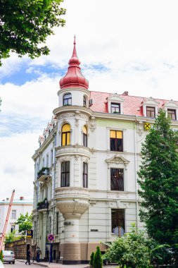 Lviv, Ukrayna - 18 Haziran 2018 güzel mimarisi ve çatısı olan bir bina. Şehir sokağı.