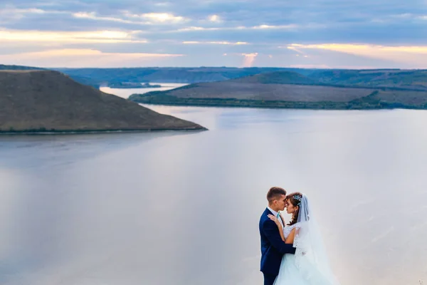 Západ Slunce Řeka Kopce Břehu Novomanželé Zavřeli Oči Objali — Stock fotografie