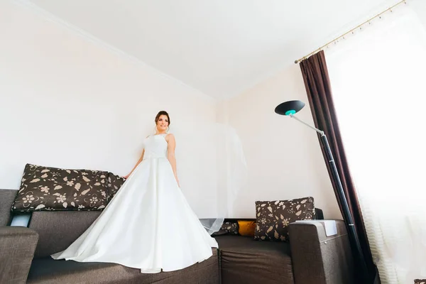 Наречена Весільній Сукні Кімнаті Стоїть Дивані — стокове фото