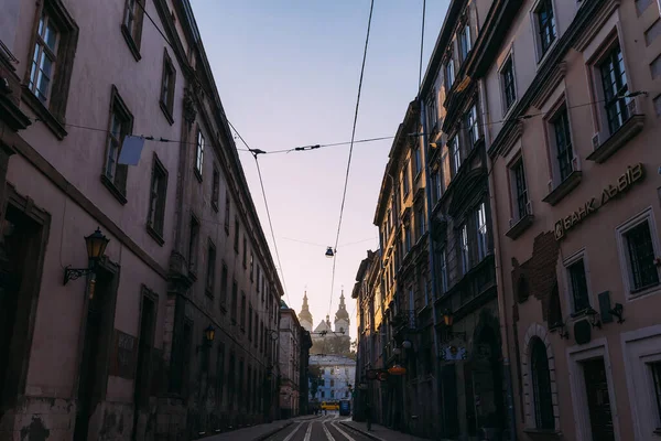 Lviv, Ukrayna - 9 Haziran 2018 sabahı eski kasabada. Tramvay raylı şehir caddesi.