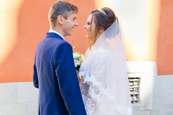 Profiel Van Pasgetrouwden Muurachtergrond Pasgetrouwden Kijken Elkaar Aan Lachen Bruid — Stockfoto