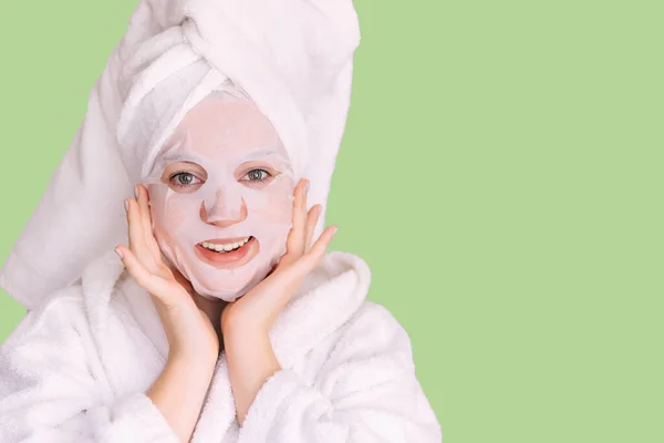 Hogar Estilo Relajación Mujer Wearing Bañera Después Ducha Fondo Verde —  Fotos de Stock