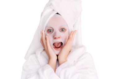 Ev hanımı ağzını büyük bir şokla açar. Beyaz arkaplanda izole