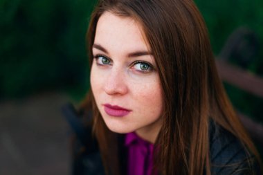 Hassas güzel kız üzgün gözlerle kameraya bakıyor.