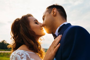 Gün batımında yumuşak öpücük