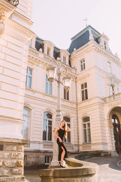 Κτίριο Όμορφη Αρχιτεκτονική Και Κορίτσι Μαύρο Φόρεμα Κοντά Στο Δρόμο — Φωτογραφία Αρχείου