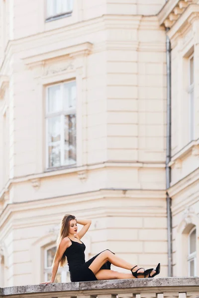 Binanın Arka Planında Siyah Elbiseli Güzel Poz Veren Kız Profil — Stok fotoğraf