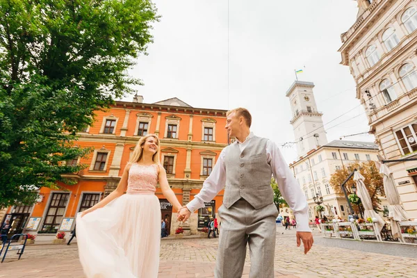 Lviv Ucrania Julio 2017 Los Recién Casados Toman Mano Caminan —  Fotos de Stock