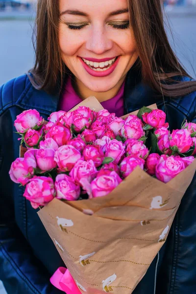 Женщина Улыбка Букет Розовых Цветов Сделанных Флористом — стоковое фото
