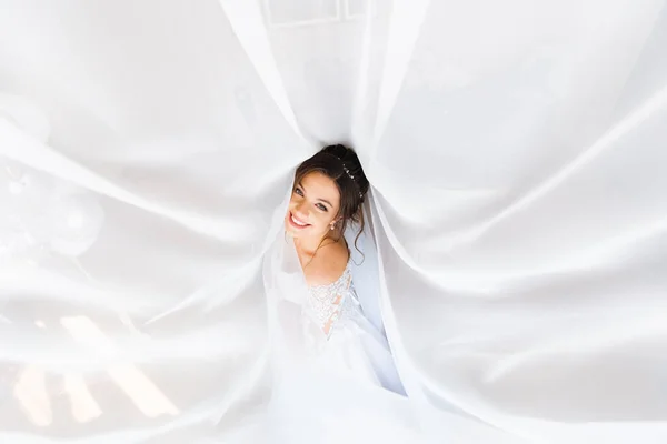 Красивая Брюнетка Невеста Свадебном Платье Мечтает — стоковое фото