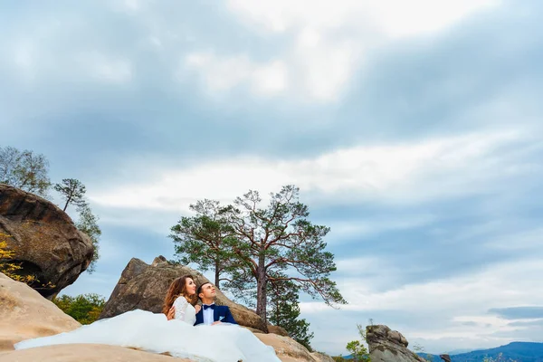 Recém Casados Sentam Nas Rochas Abraçam Admiram Vista — Fotografia de Stock