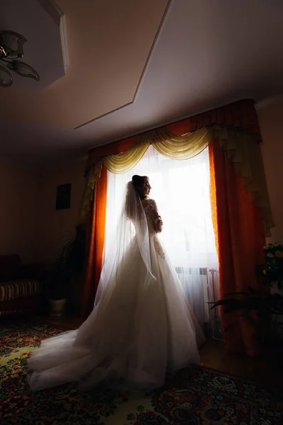 Sposa Abito Bianco Con Velo Nuziale Piedi Vicino Alla Finestra — Foto Stock