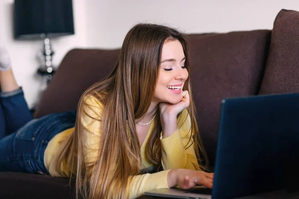 Sorrindo Mulher Deitada Sofá Com Laptop — Fotografia de Stock