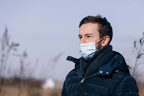 Covid Pandemia Koronawirusa Człowiek Noszący Maskę Ochronną Przed Rozprzestrzenianiem Się — Zdjęcie stockowe