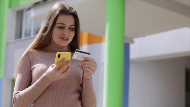 Femme Détenant Une Carte Crédit Utilisant Téléphone Portable Pour Faire — Video