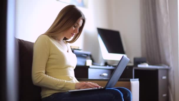 Bella Giovane Donna Lavora Casa Utilizza Computer Portatile Naviga Attraverso — Video Stock