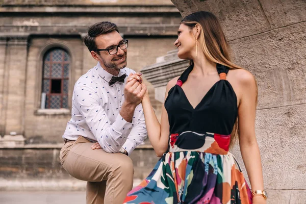 Cara Segura Mão Menina Sorri Para Ela Casal Fundo Edifício — Fotografia de Stock