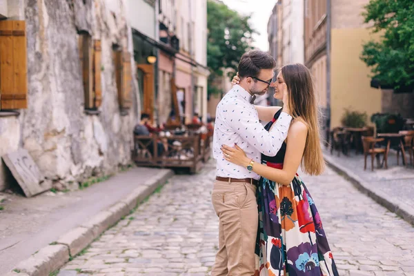 Pareja Enamorada Inclinaron Cabeza Abrazaron Calle Ciudad Perfil —  Fotos de Stock