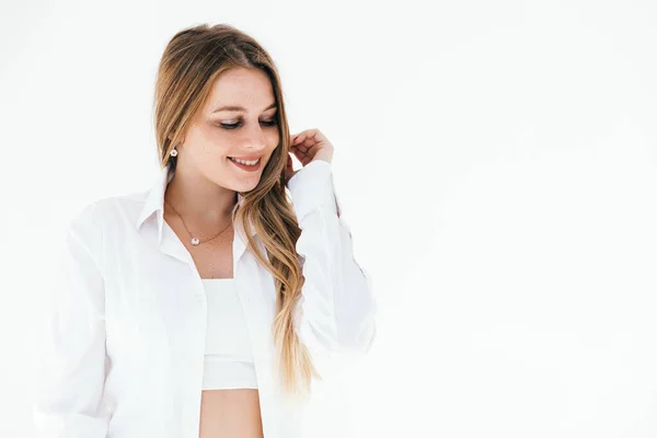 Retrato Chica Atractiva Con Pelo Largo Camisa Blanca Mira Hacia — Foto de Stock