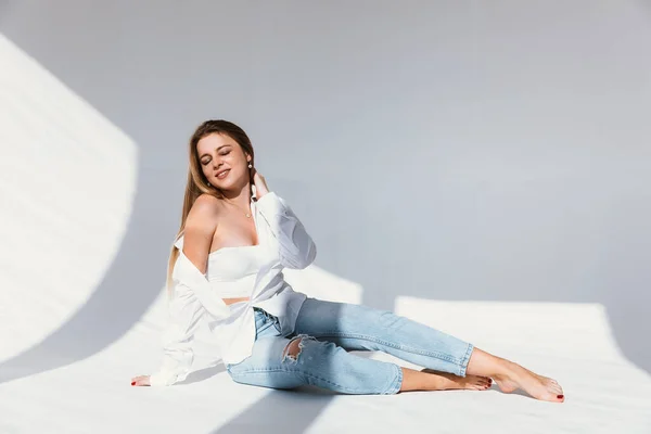 Jovem Sensual Atraente Menina Com Olhos Fechados Camisa Branca Jeans — Fotografia de Stock