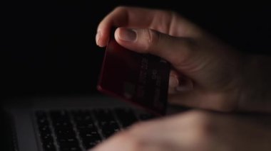 Yakın çekim elleri, laptop ve kredi kartı kullanarak online alışveriş yapıyor.