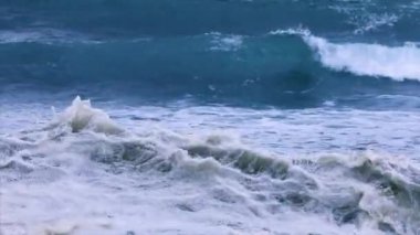 Okyanus dalgaları kıyıda Fırtına sırasında ağır çekim 