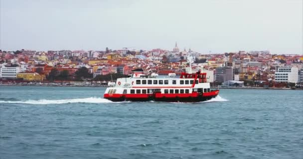 葡萄牙里斯本 2019年1月20日 一艘船沿着里斯本城景在塔格斯河巡游观光的动人场景 — 图库视频影像