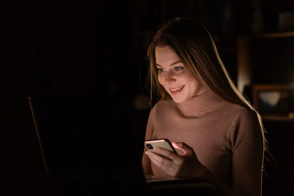 Primer Plano Chica Mirando Pantalla Del Ordenador Portátil Con Luz —  Fotos de Stock